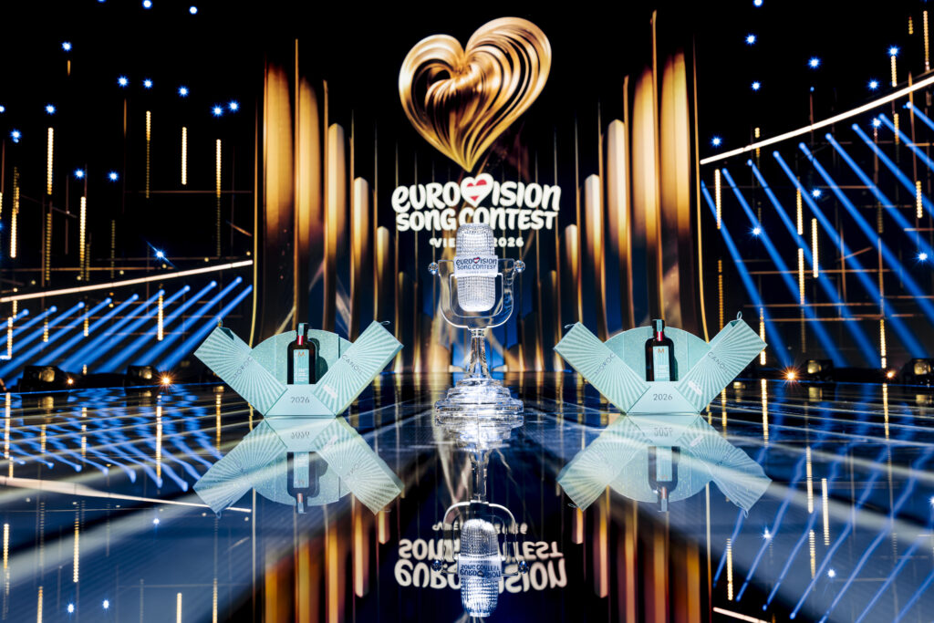 Eurovision Song Contest 2026 – Moroccanoil Produkte auf der Bühne neben dem Pokal des Song Contests 2026